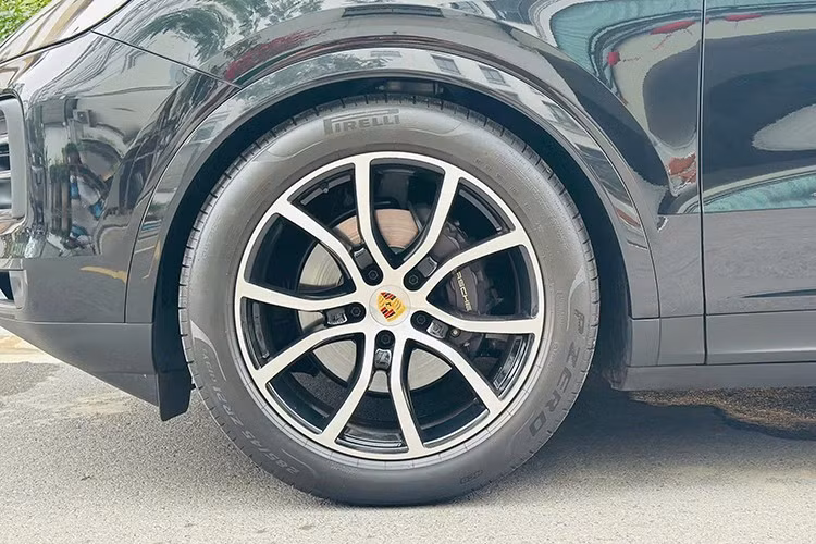 Khoang lái của Porsche Cayenne được tái cấu trúc với 3 phần, đồng hồ hiển thị kỹ thuật số toàn phần có kích thước 12,6 inch được thiết kế dạng cong, màn hình hiển thị trung tâm tiêu chuẩn 12,3 inch thao tác dễ dàng thuận tiện, màn hình 10,9 inch lần đầu tiên được trang bị dành cho hành khách ngồi ghế trước, hiển thị dữ liệu hiệu suất,...