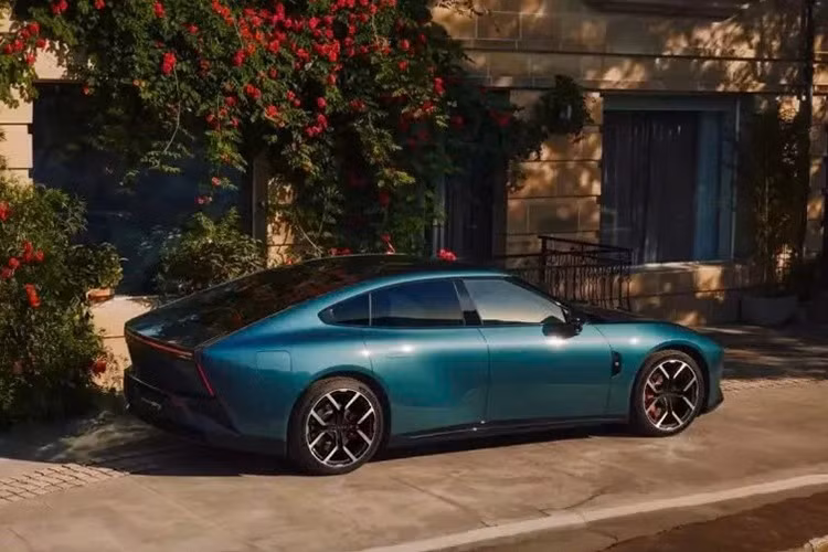 Thiết kế ngoại thất chiếc xe sedan Xpeng P7 2025 mang đến cảm giác như một sự thay đổi có chủ đích, với những chi tiết dường như gợi nhớ đến Tesla Cybertruck. Phần đầu xe nổi bật với dải đèn LED sắc nét trải dài toàn chiều rộng, hai bên là đèn chạy ban ngày thẳng đứng tạo nên ấn tượng ban đầu đầy ấn tượng.