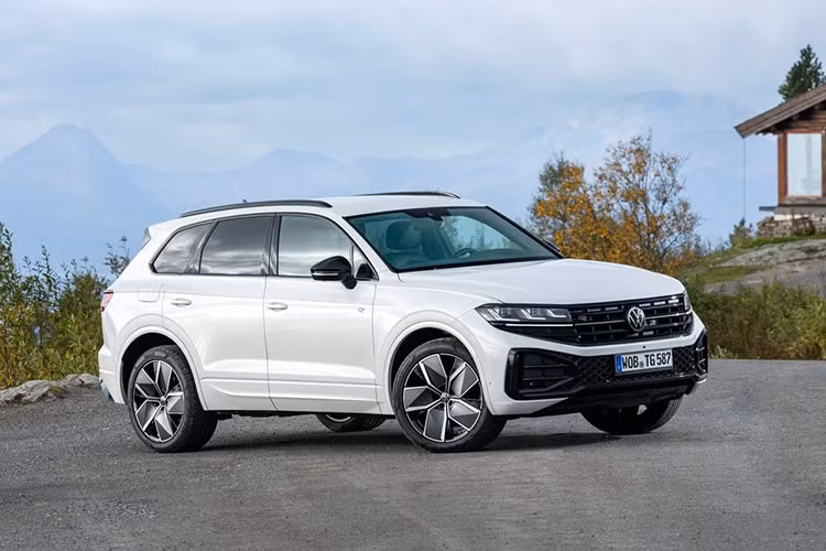 Volkswagen Touareg là dòng SUV tiệm cận xe sang đã trở nên quen thuộc tại thị trường Việt Nam. Theo thông tin từ đại lý, phiên bản nâng cấp của dòng xe này sẽ chính thức ra mắt thị trường Việt Nam vào ngày 9/8/2025 tới đây. Volkswagen Việt Nam cũng đã lên tiếng xác nhận thông tin này.