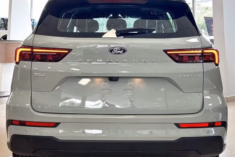 Nhìn qua ảnh có thể thấy Territory mới sở hữu cụm đèn LED định vị ban ngày dạng móc câu, được đặt cao hơn so với bản hiện hành. Ngoài ra, bộ mâm đa chấu thiết kế mới cũng là điểm nhận diện khác biệt dễ thấy.