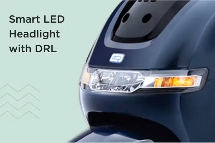 Mẫu xe máy điện mới này dự kiến có tên gọi là TVS Orbiter. Xe sở hữu kiểu dáng khá vuông vức, mang nét thiết kế đơn giản nhưng thực dụng, hướng đến người dùng phổ thông. TVS Orbiter có đèn pha được đặt trên cụm ốp tay lái, kết hợp cùng tấm che nắng nhỏ, trong khi dải đèn LED định vị ban ngày trải dài ở cả đầu và đuôi xe, có thể kiêm luôn chức năng đèn báo rẽ.