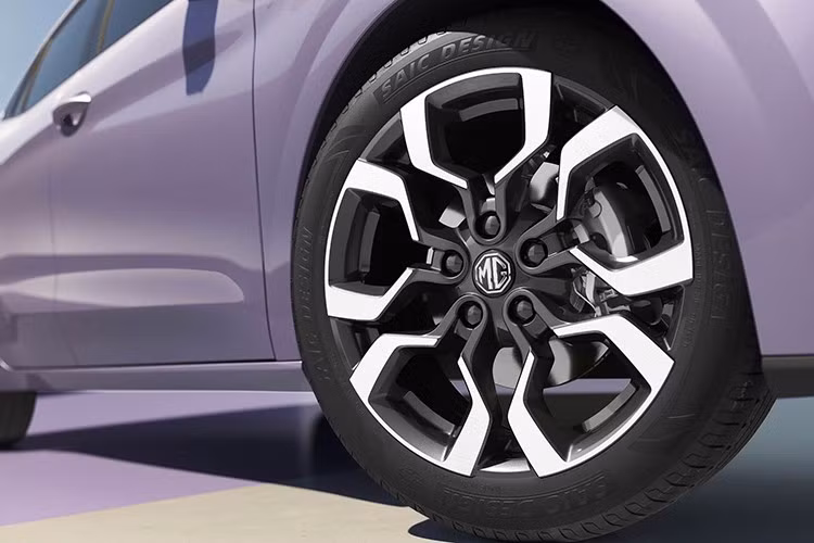 Từ bên hông, xe gây ấn tượng với những đường gân nổi sắc sảo, viền kính màu đen và bộ mâm hình cánh hoa độc đáo, tạo nên diện mạo thể thao và trẻ trung.