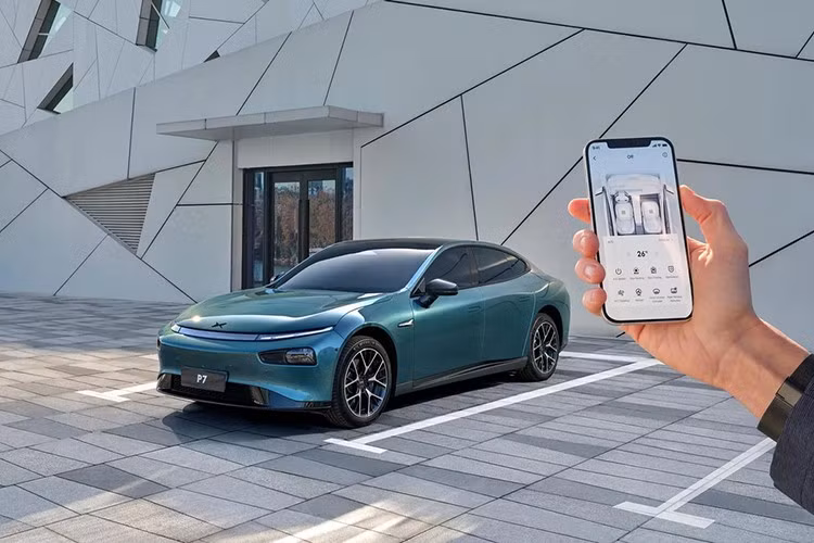 Phía sau, phong cách này tiếp tục được thể hiện với dải đèn đồng bộ, đèn hậu xếp chồng theo chiều dọc và kính hậu cong thay thế cho cấu trúc nắp cốp thông thường. Về kích thước, chiếc sedan này có chiều dài 197,5 inch (5.017 mm), rộng 77,6 inch (1.970 mm) và cao 56,2 inch (1.427 mm), với chiều dài cơ sở 118,4 inch (3.008 mm).