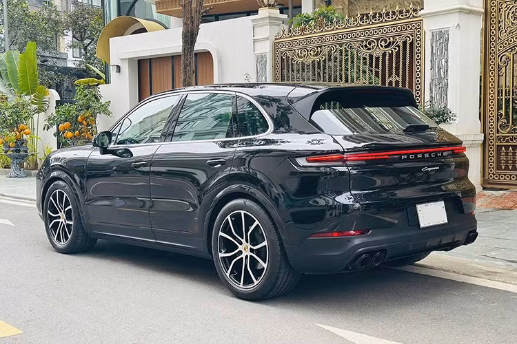 Mẫu xe SUV Porsche phiên bản Cayenne tiêu chuẩn sử dụng động cơ tăng áp V6 3,0 lít được tối ưu hóa, sản sinh công suất 260 kW (353 PS) và 500 Nm, tăng hơn 10 kW (13 PS) và 50 Nm so với trước đây.