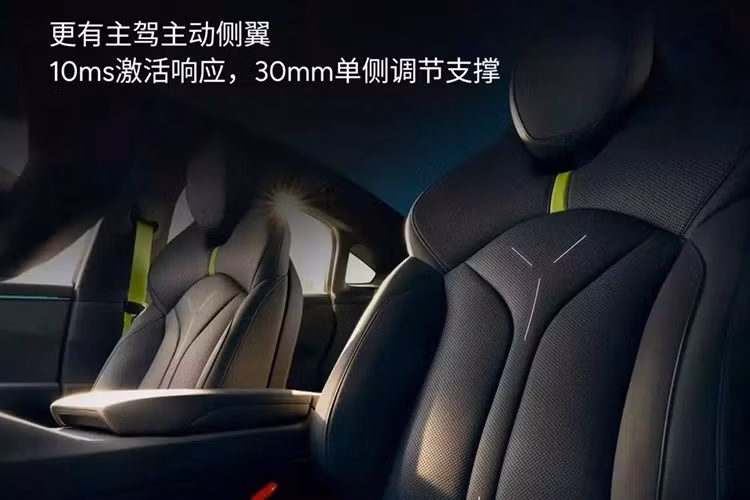 Sedan Xpeng P7 2025 sẽ có hai tùy chọn pin: gói 74,9 kWh và phiên bản lớn hơn 92,92 kWh. Cấu hình tiêu chuẩn sử dụng một động cơ điện đơn gắn phía sau, cho công suất 362 mã lực.