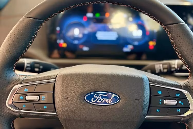 Trung tâm điều khiển giữ phong cách tối giản, với nút xoay chuyển số điện tử và cụm nút cảm ứng được bố trí gọn gàng, dễ thao tác.