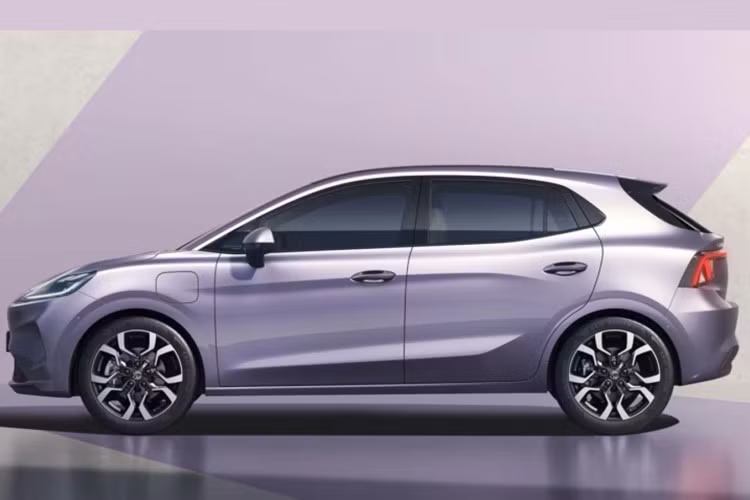 Về thiết kế, MG4 mới vẫn giữ phong cách hatchback nhỏ gọn, phần đầu xe lấy cảm hứng từ mẫu mui trần Cyberster với logo MG phát sáng.
