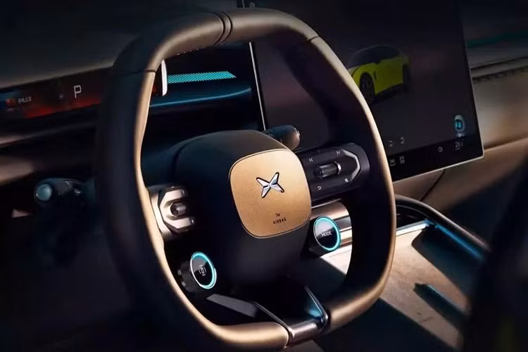 Vô lăng ba chấu thể thao đặc biệt với các nút xoay theo phong cách thường thấy trên các dòng xe Mercedes- AMG cho phép thay đổi một số chế độ và chức năng ngay lập tức.