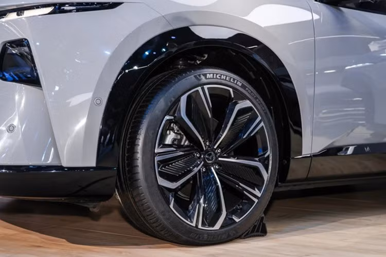 Mazda EZ-60 còn gây chú ý khi là một trong những mẫu xe đầu tiên trong phân khúc ứng dụng chip ôtô 4 nm để phát triển khoang lái thông minh. Điều này không chỉ giúp tăng cường khả năng xử lý dữ liệu trong cabin mà còn mở rộng tiềm năng tích hợp các tính năng tự động hóa và kết nối trong tương lai.