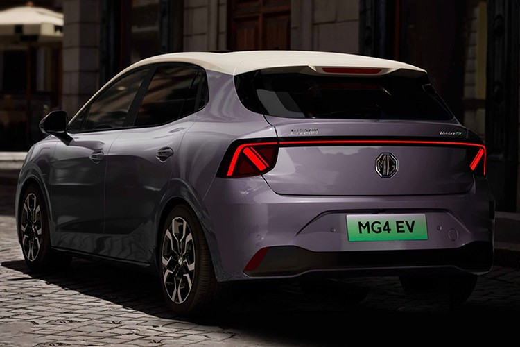 SAIC từng khiến thị trường kỳ vọng khi ra mắt mẫu IM L6 vào năm ngoái với tuyên bố sẽ trang bị "pin thể rắn hoàn toàn". Thông tin này từng xuất hiện trên cổng thông tin chính quyền Thượng Hải và thu hút không ít sự chú ý, đặc biệt là về tầm hoạt động lên tới 1.000 km.