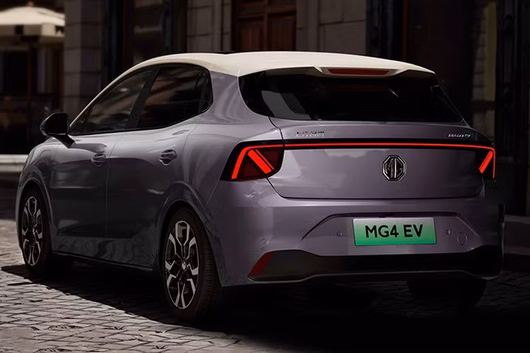 SAIC từng khiến thị trường kỳ vọng khi ra mắt mẫu IM L6 vào năm ngoái với tuyên bố sẽ trang bị "pin thể rắn hoàn toàn". Thông tin này từng xuất hiện trên cổng thông tin chính quyền Thượng Hải và thu hút không ít sự chú ý, đặc biệt là về tầm hoạt động lên tới 1.000 km.