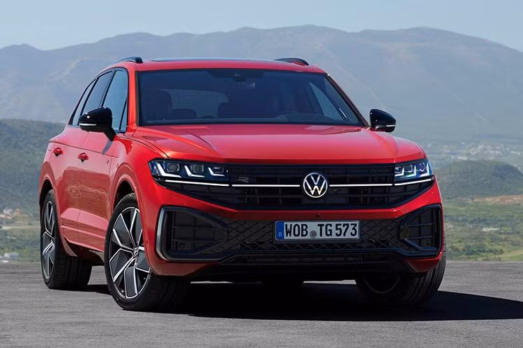 Cụ thể, Volkswagen Touareg đời mới sẽ được trang bị khu vực đầu xe cải tiến. Tại đây, xe sở hữu lưới tản nhiệt mới với những nan mạ crôm nằm ngang. Thiết kế này khiến khu vực phía trước của xe trông rộng và bề thế hơn. Bên cạnh đó là cụm đèn pha ma trận IQ.Light HD LED mới, bao gồm hơn 38.000 bóng LED tương tác siêu nhỏ, có thể chiếu trực tiếp thảm ánh sáng xuống làn đường phía trước.