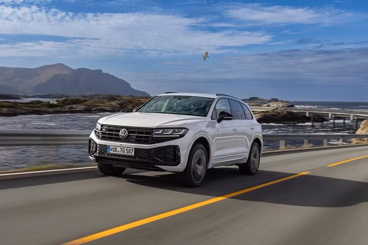 Giá bán của Volkswagen Touareg 2025 tại Việt Nam vẫn còn là ẩn số. Trong khi đó, phiên bản cũ của xe hiện có giá 2,699 tỷ đồng ở bản Elegance và 3,099 tỷ đồng ở bản Luxury.