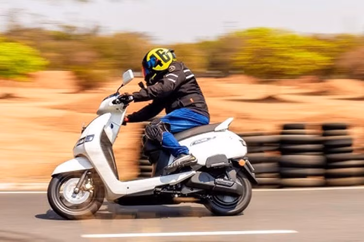 TVS hiện đang có mặt tại thị trường Việt Nam với các mẫu xe xăng thuộc phân khúc phổ thông, có mức giá dao động từ 25 - 36 triệu đồng. Lợi thế giá rẻ là yếu tố cạnh tranh chính của hãng.