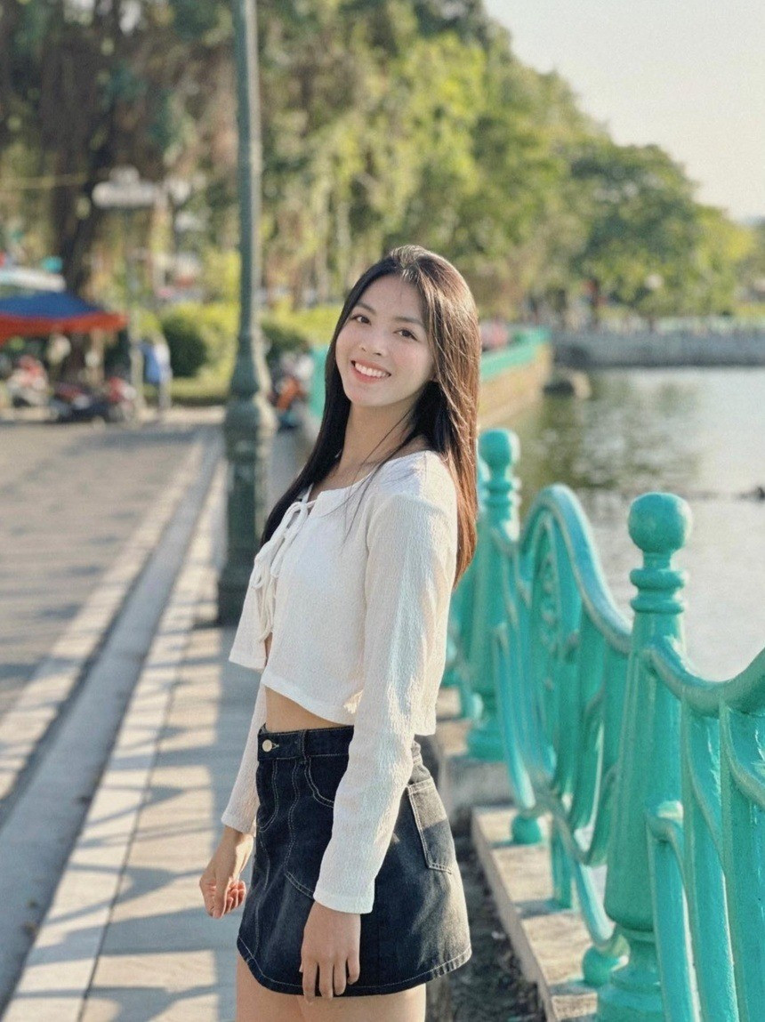 Không chỉ ghi dấu ấn bằng thành tích chuyên môn, Bùi Thị Kim Anh còn gây chú ý bởi nhan sắc trong trẻo, rạng rỡ. Nữ VĐV có gương mặt thanh tú, sống mũi cao, đôi mắt sáng cùng nụ cười tỏa nắng.