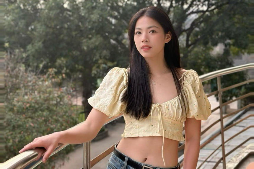 Trên mạng xã hội, Kim Anh khá kín tiếng. Cô chủ yếu chia sẻ những khoảnh khắc đời thường như đi du lịch hay chụp ảnh selfie.