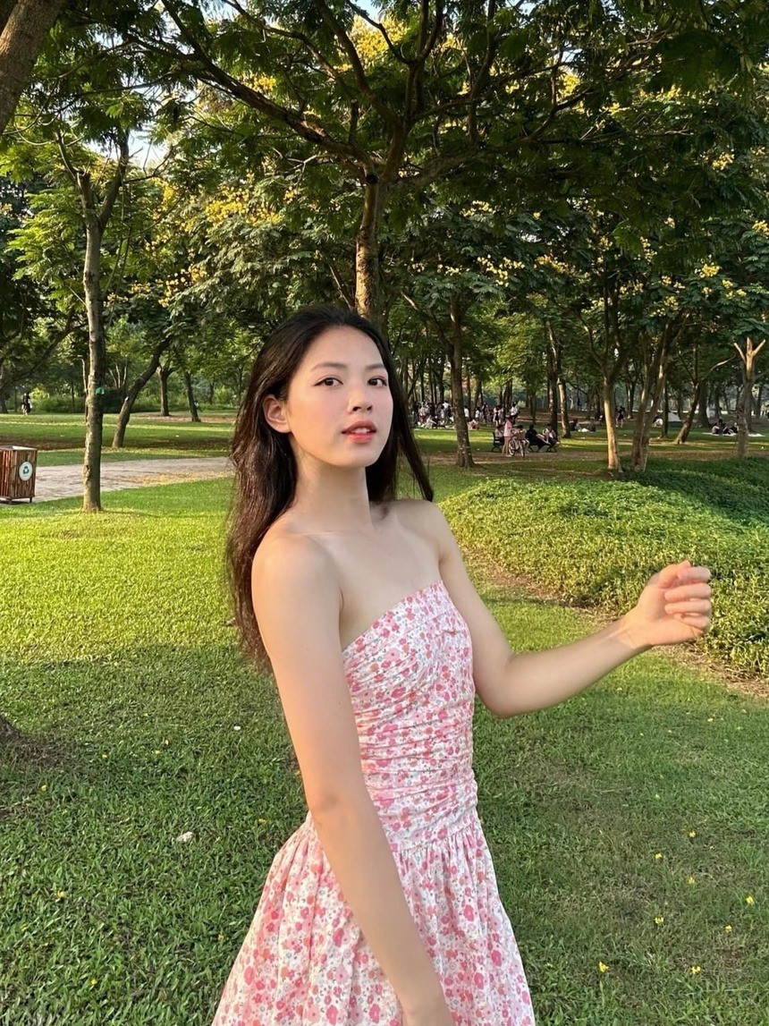 Ở các giải trẻ trong hệ thống quốc gia, Kim Anh sớm bộc lộ tố chất chuyên môn nổi bật ở nội dung nhảy cao. Năm nay, cô nàng được triệu tập lên đội tuyển điền kinh Việt Nam, tập trung tập huấn và chuẩn bị cho SEA Games 33.