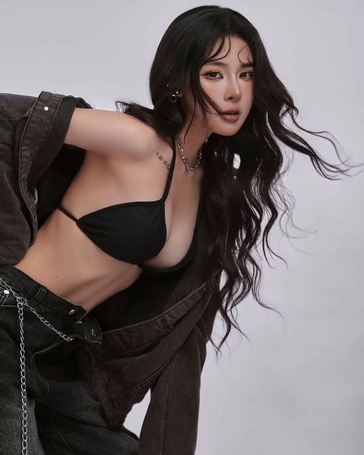 Trong loạt hình được chia sẻ, Bích Hạnh diện nội y đen phối cùng quần jeans và jacket oversize, tạo dáng đầy khí chất "bad girl".