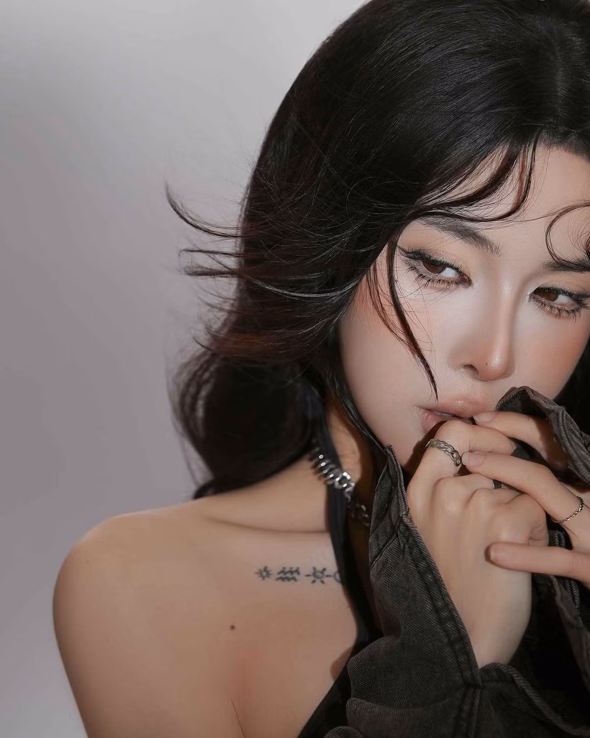 Bên cạnh đó, nàng tiểu thư con nhà gia thế gây sốt với cách tạo dáng và biểu cảm thần thái chẳng kém người mẫu nội y chuyên nghiệp.