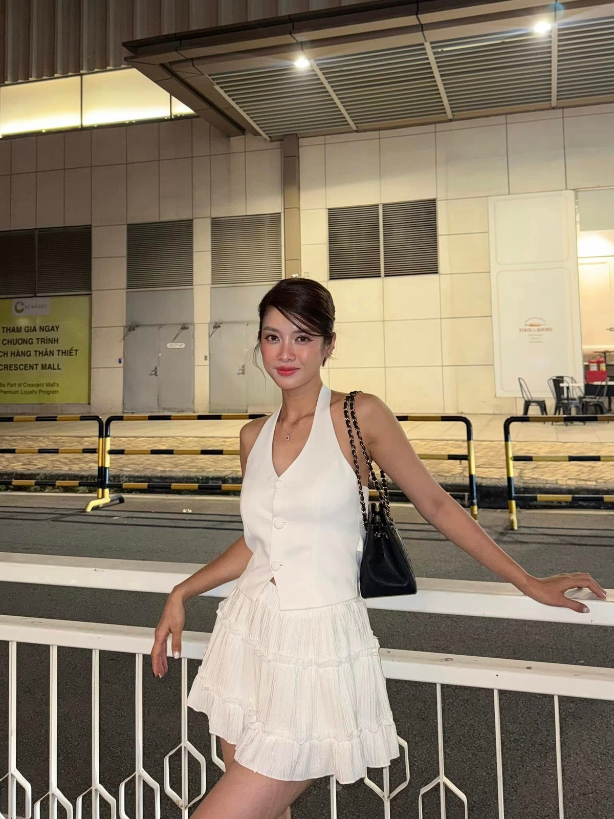 Sinh năm 1995, Trình Mỹ Duyên từng bước được khán giả biết đến từ các cuộc thi nhan sắc như The Face và Hoa hậu Hoàn vũ Việt Nam vào các năm 2015, 2017. Dù không đăng quang, nhưng những sân chơi này đã giúp cô tạo nền tảng vững chắc về hình ảnh, kỹ năng trình diễn và sự tự tin trước ống kính. Sau đó, Trình Mỹ Duyên lựa chọn con đường diễn xuất như một hướng đi lâu dài, nghiêm túc đầu tư cho sự nghiệp.