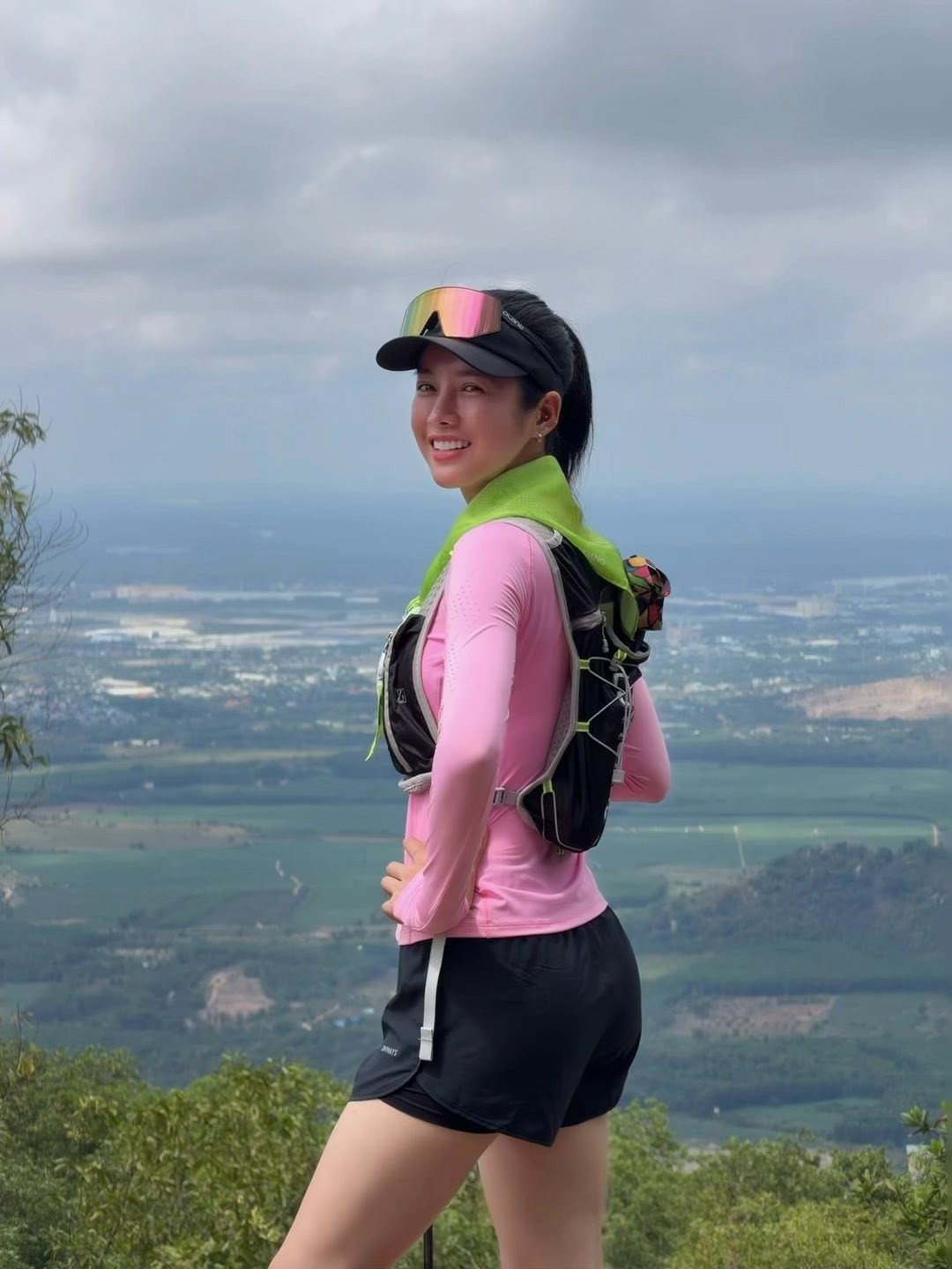 Để có được vòng eo săn chắc và cơ bụng “miễn chê”, Trình Mỹ Duyên được cho là duy trì chế độ luyện tập đều đặn cùng lối sống khoa học. Trên trang cá nhân, cô từng nhiều lần chia sẻ hình ảnh tập gym, yoga cũng như các hoạt động rèn luyện thể lực.