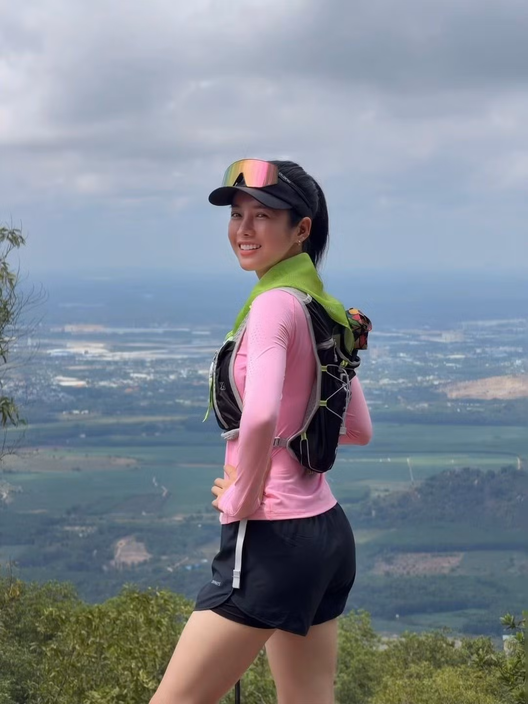 Để có được vòng eo săn chắc và cơ bụng “miễn chê”, Trình Mỹ Duyên được cho là duy trì chế độ luyện tập đều đặn cùng lối sống khoa học. Trên trang cá nhân, cô từng nhiều lần chia sẻ hình ảnh tập gym, yoga cũng như các hoạt động rèn luyện thể lực.