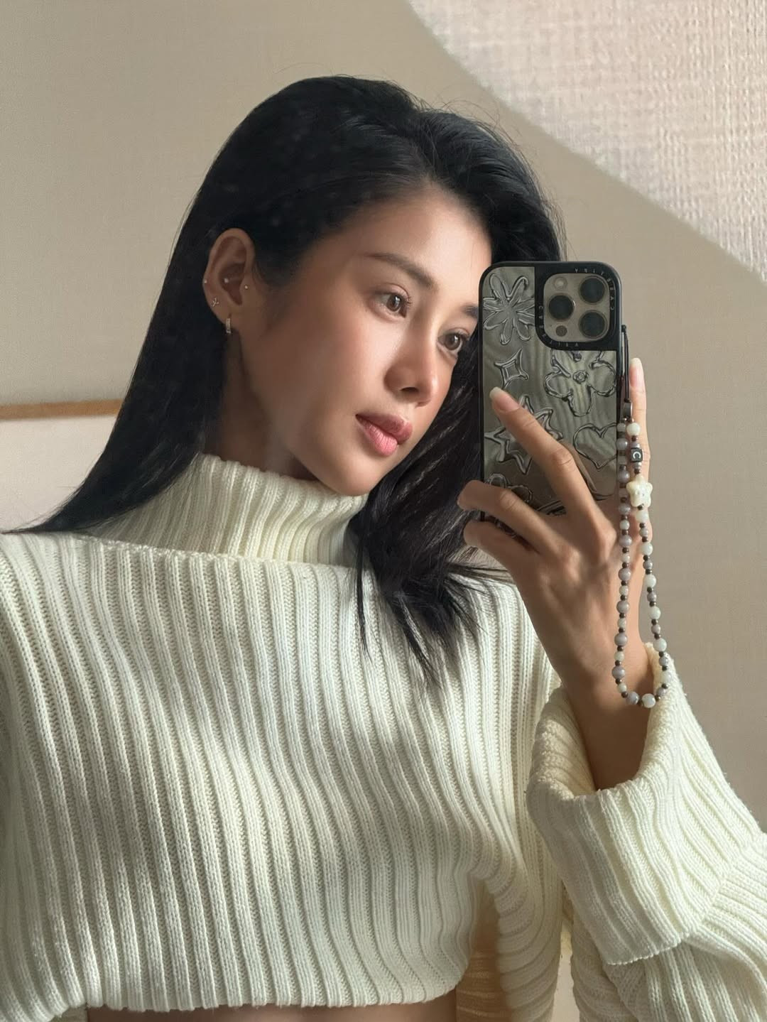 Ánh nhìn tự tin, thần thái chín chắn cho thấy sự trưởng thành rõ rệt của nữ diễn viên sau nhiều năm hoạt động nghệ thuật. Sự kết hợp giữa vẻ đẹp hình thể và thần thái tự tin khiến Trình Mỹ Duyên ngày càng ghi điểm trong mắt công chúng.