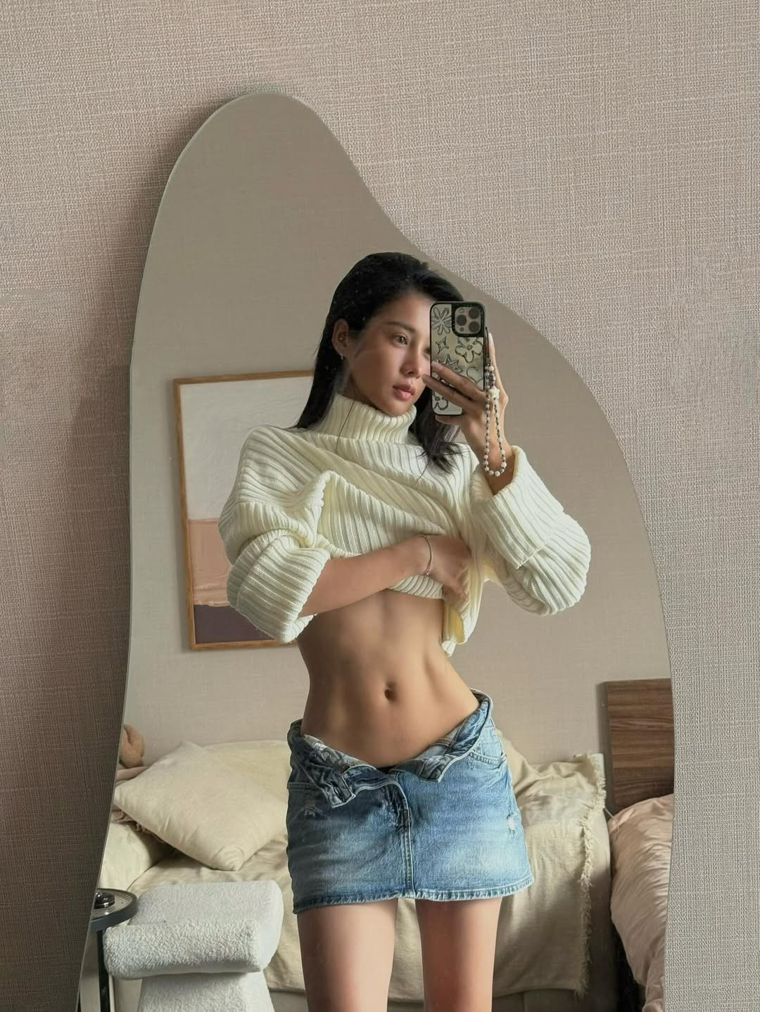 Trong loạt ảnh mới được đăng tải trên trang cá nhân, Trình Mỹ Duyên gây chú ý khi vén nhẹ áo len, khoe trọn vòng eo săn chắc cùng cơ bụng nổi rãnh rõ nét.