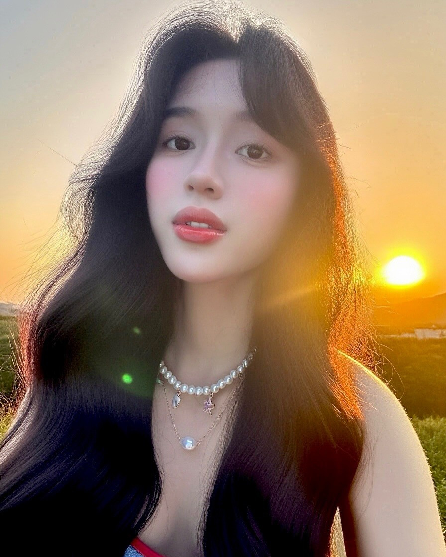 Nguyễn Thị Thảo Trang (biệt danh Karty Chang, SN 2001, Điện Biên) là sinh viên Học viện Hàng không Việt Nam, thường được biết đến với danh xưng "hot girl Tây Bắc". Hiện tại, cô là người mẫu ảnh tự do, hoạt động chủ yếu tại TPHCM.