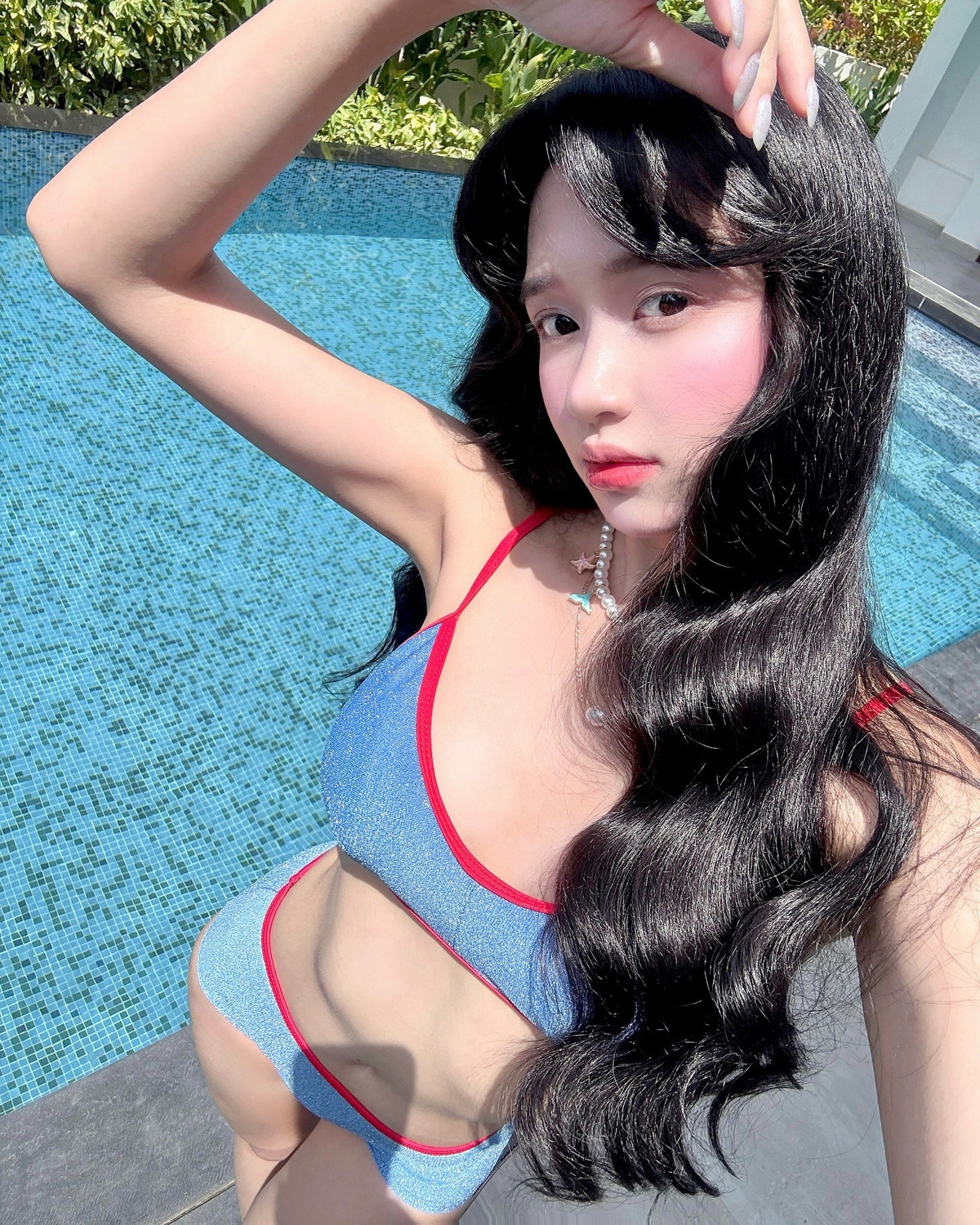 Làn da trắng mịn, vòng eo thon gọn cùng những đường cong quyến rũ của Karty Chang được tôn lên triệt để dưới ánh nắng rực rỡ và làn nước trong xanh của hồ bơi.