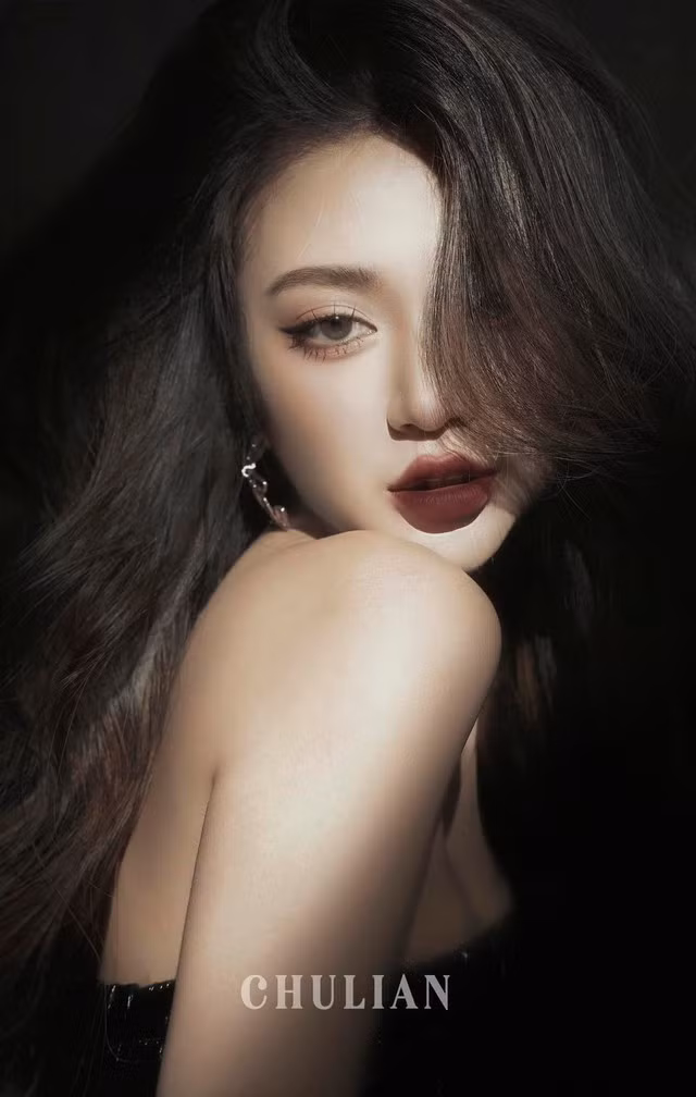 Trong một bức ảnh đánh dấu kỷ niệm bước sang tuổi mới, vẻ đẹp của Vũ Ngọc Kim Chi - biệt danh Chi Củ Cả ngay lập tức thu hút mọi ánh nhìn. Đặc biệt, góc nghiêng của Chi Củ Cải trở thành tâm điểm của mọi sự chú ý.