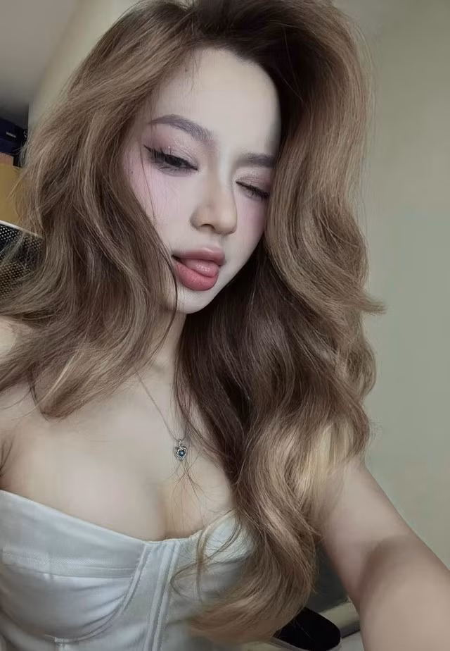 Ngay cả từ góc nghiêng, đôi mắt của nàng hot girl vẫn toát lên vẻ đẹp long lanh, cuốn hút, khiến người đối diện không thể rời mắt.
