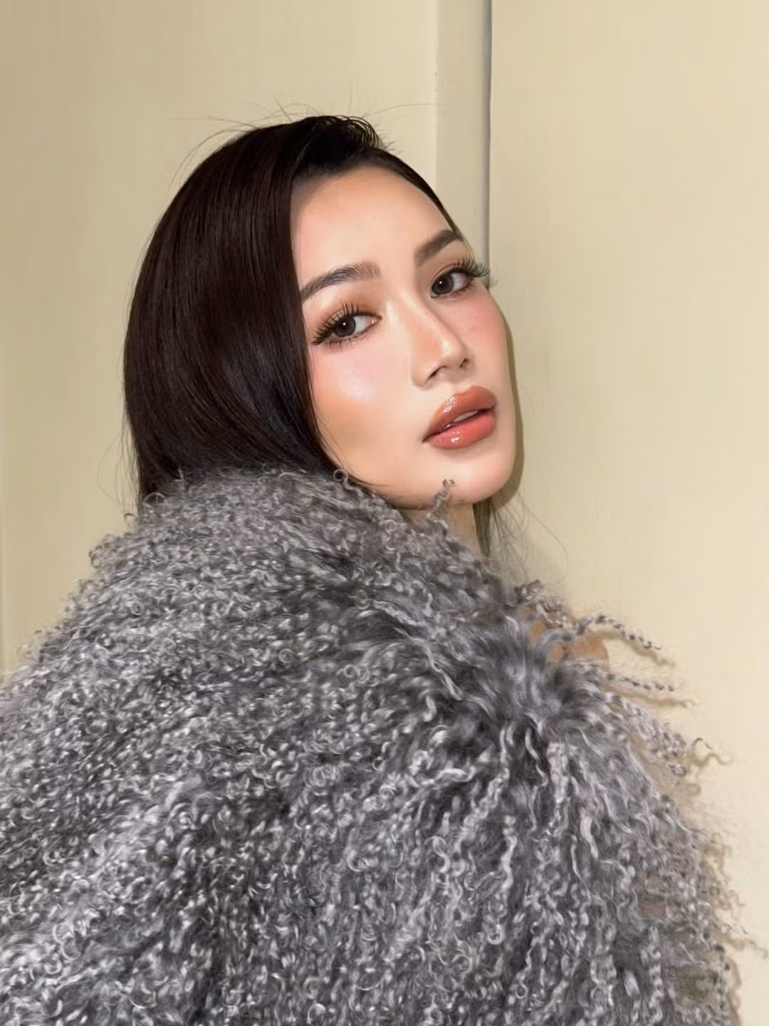 Nhan sắc của Sĩ Thanh trong loạt ảnh cũng nhận được nhiều lời khen.