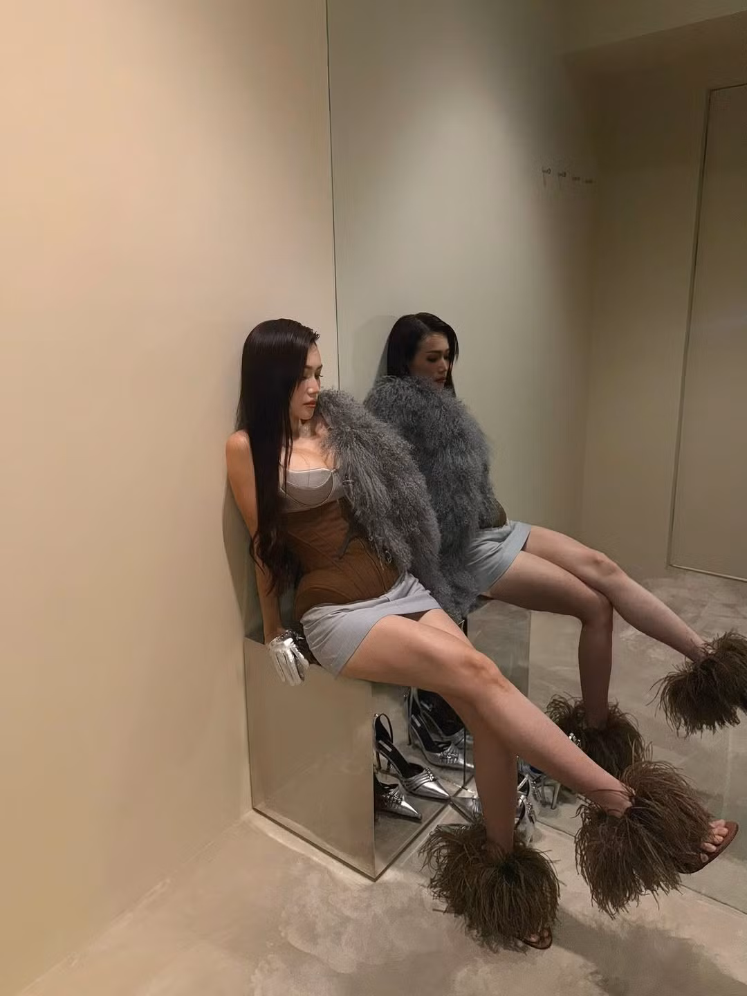 Những đường cắt may tinh tế cùng cách tạo dáng chuyên nghiệp càng làm nổi bật body săn chắc, thon gọn – thành quả của quá trình tập luyện và giữ gìn vóc dáng nghiêm túc suốt nhiều năm.