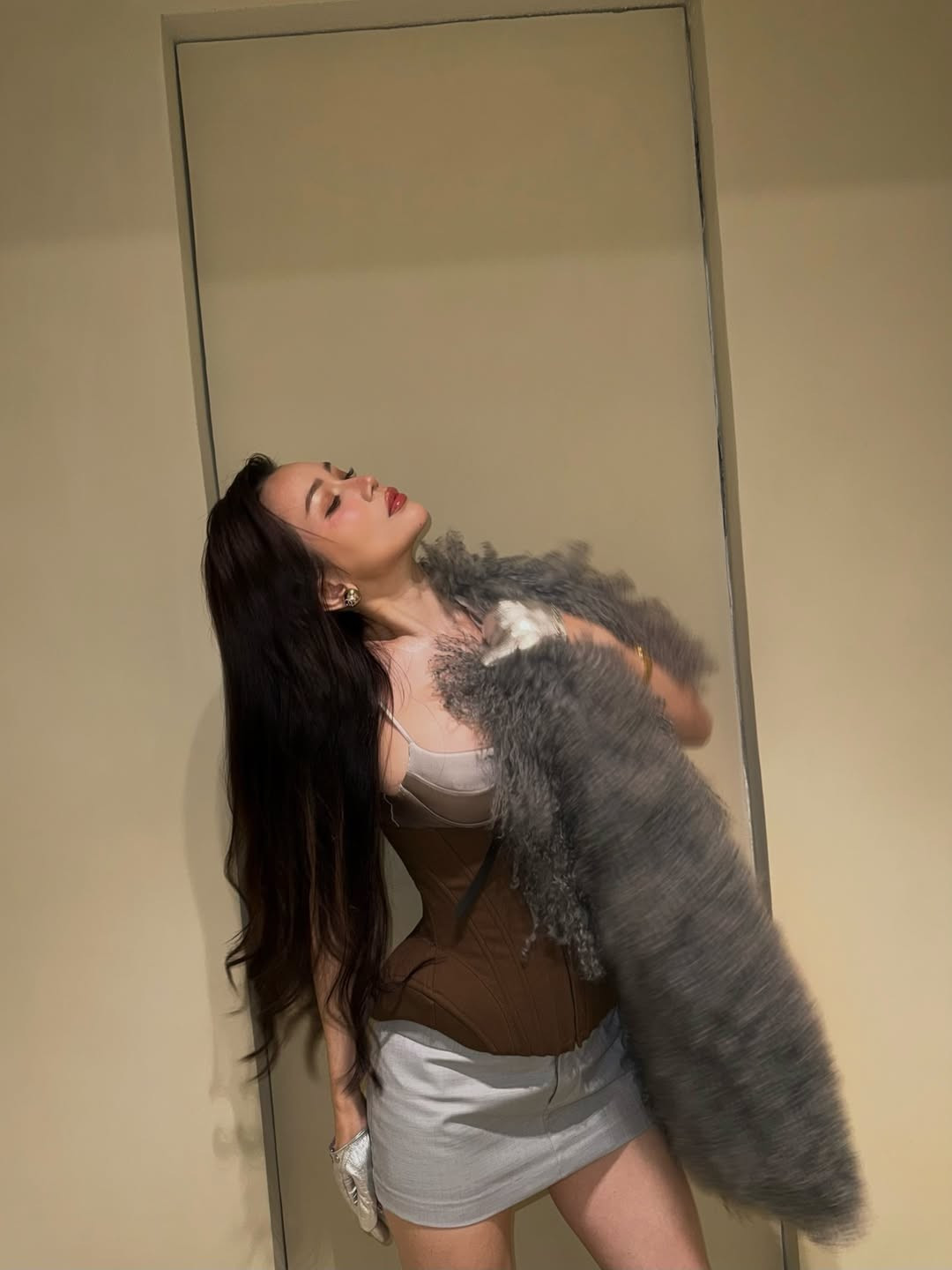 Trong bộ ảnh, Sĩ Thanh diện trang phục gam màu trung tính, kết hợp corset ôm eo và áo khoác lông dày dặn, mang hơi hướng thời trang cao cấp.