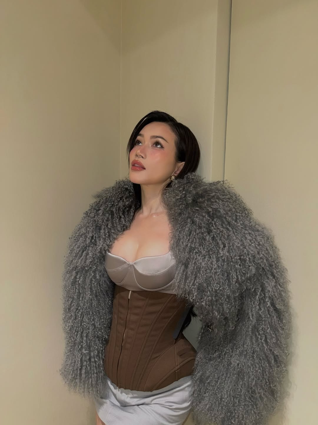 Thiết kế táo bạo ở phần ngực giúp cô khoe trọn vòng 1 căng đầy, gợi cảm nhưng không phản cảm.