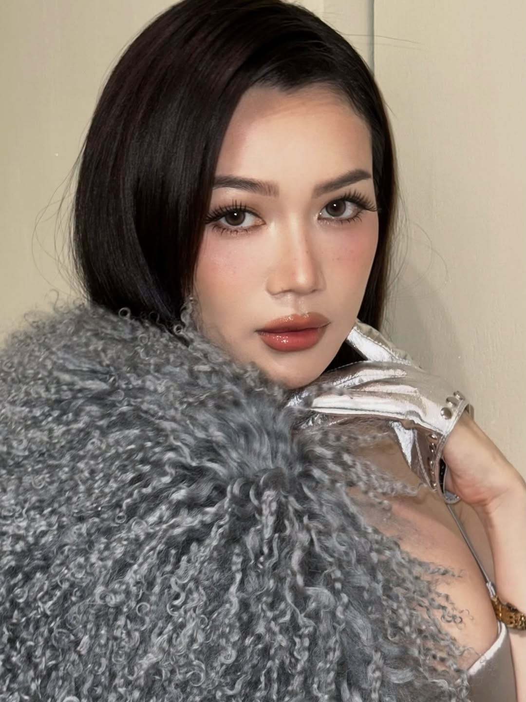 Kiểu trang điểm nhấn vào đôi môi căng bóng, ánh nhìn sâu và hàng mi cong vút càng tôn lên vẻ đẹp trưởng thành, quyến rũ của người đẹp sinh năm 1986.