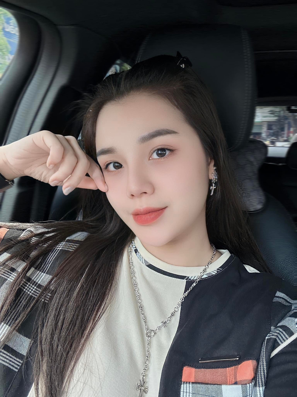 Từng "dính sóng" không ít lần nhưng cũng chưa bao giờ né tránh hay giữ im lặng, Khánh Linh đến nay vẫn là một trong những nàng WAG gây chú ý nhất làng bóng đá Việt - không chỉ bởi ngoại hình sắc sảo mà còn bởi cá tính không trộn lẫn.