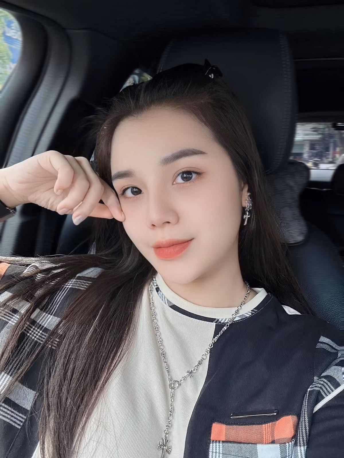 Từng "dính sóng" không ít lần nhưng cũng chưa bao giờ né tránh hay giữ im lặng, Khánh Linh đến nay vẫn là một trong những nàng WAG gây chú ý nhất làng bóng đá Việt - không chỉ bởi ngoại hình sắc sảo mà còn bởi cá tính không trộn lẫn.