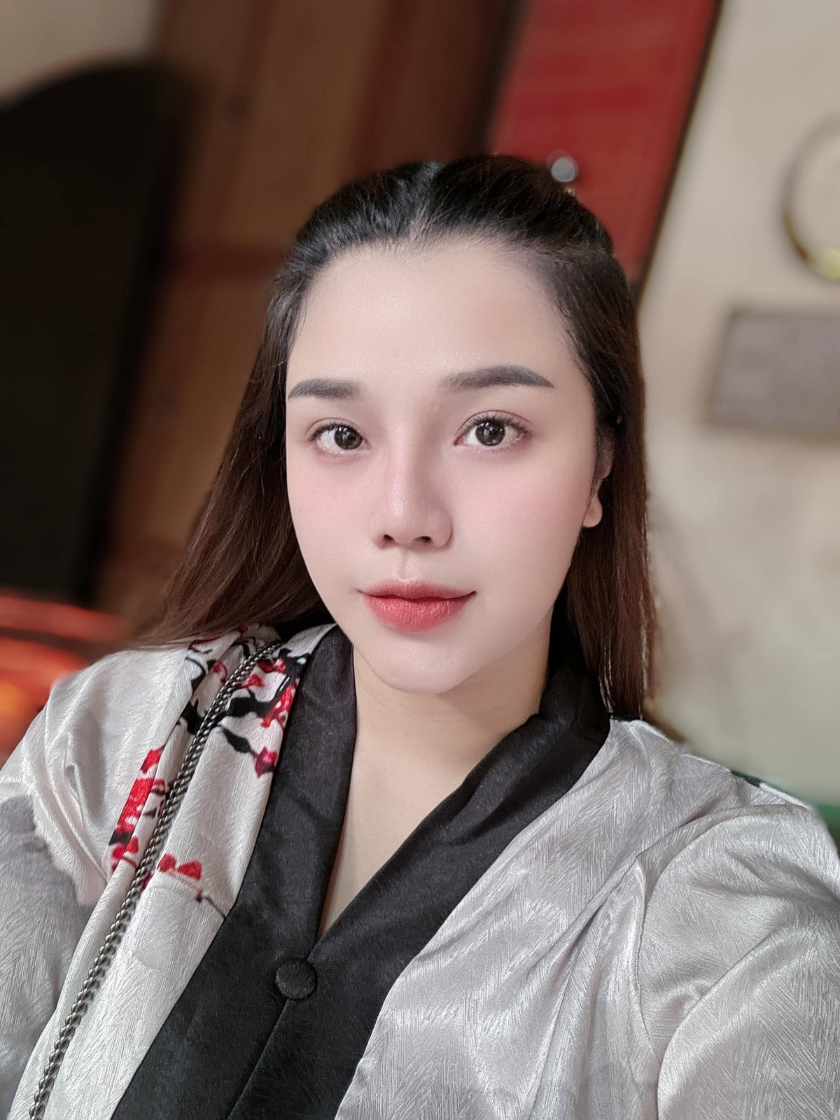 Trước đó vào tháng 9/2020, Khánh Linh từng gây bão khi bất ngờ chuyển trạng thái "độc thân", tự nhận là "single mom", xoá ảnh cưới và huỷ theo dõi chồng trên mạng xã hội - khiến tin đồn rạn nứt hôn nhân lan nhanh như chớp.