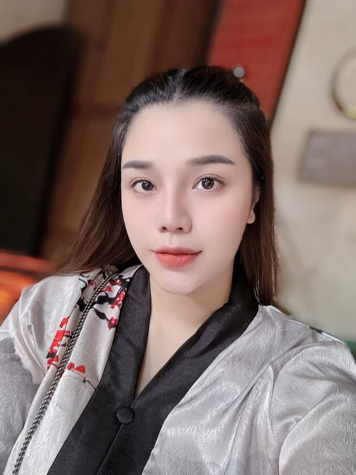 Trước đó vào tháng 9/2020, Khánh Linh từng gây bão khi bất ngờ chuyển trạng thái "độc thân", tự nhận là "single mom", xoá ảnh cưới và huỷ theo dõi chồng trên mạng xã hội - khiến tin đồn rạn nứt hôn nhân lan nhanh như chớp.