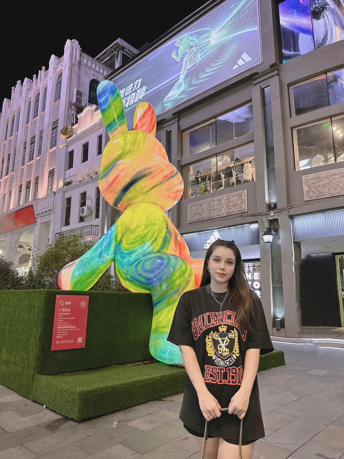 Đến tháng 6/2023, Khánh Linh tiếp tục khiến fan xôn xao khi đăng dòng trạng thái chỉ trích chồng "không xứng đáng làm bố". Tuy nhiên sau đó, vợ Bùi Tiến Dũng lên tiếng khẳng định tài khoản cá nhân của mình bị kẻ gian xâm nhập và những dòng trạng thái đó không phải do cô viết.