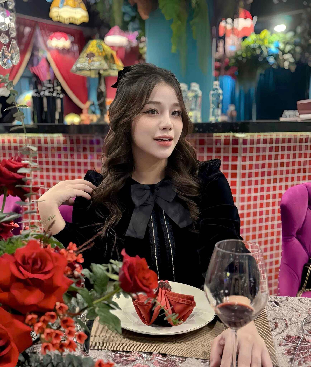 Giữa lúc netizen còn đang hoang mang chưa hiểu đầu đuôi câu chuyện, thì một bình luận mỉa mai bất ngờ xuất hiện dưới bài viết, chê trách thẳng bà xã Bùi Tiến Dũng: "Trong số các bà vợ của cầu thủ thì bà này là um sùm nhất".