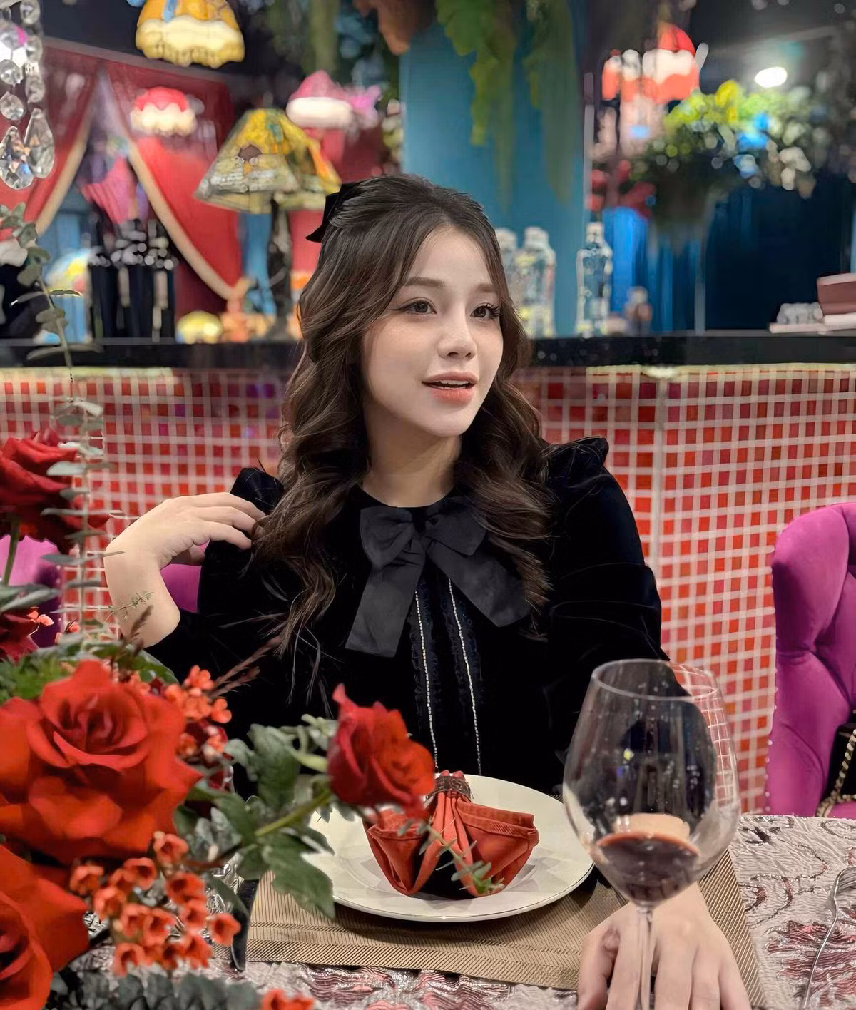 Giữa lúc netizen còn đang hoang mang chưa hiểu đầu đuôi câu chuyện, thì một bình luận mỉa mai bất ngờ xuất hiện dưới bài viết, chê trách thẳng bà xã Bùi Tiến Dũng: "Trong số các bà vợ của cầu thủ thì bà này là um sùm nhất".