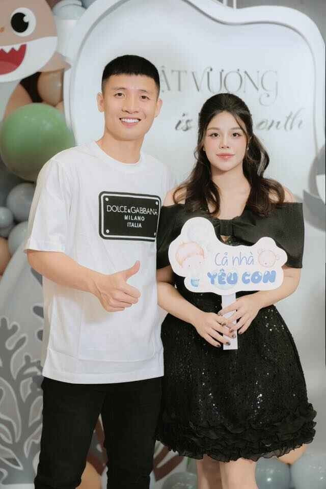 Không chỉ "nhắn gửi" rằng mình chưa bao giờ tham gia vào chuyện riêng của người khác, Khánh Linh còn gây chú ý khi khẳng định: "Em xấu người xấu mặt chứ không xấu cái nết nạ!".