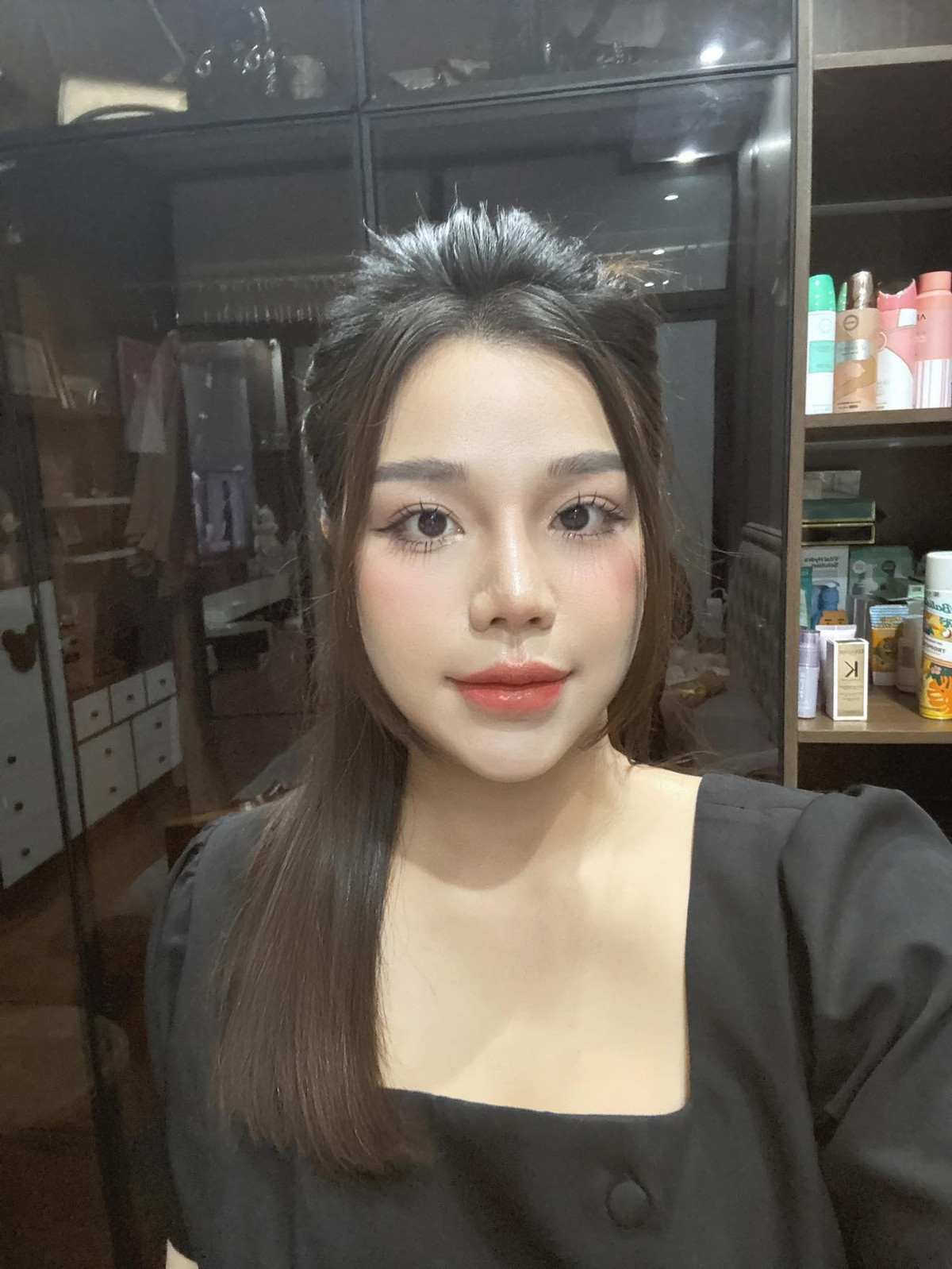 Dù không chỉ đích danh ai, nhưng chỉ vài phút sau khi bài đăng lên sóng, dân mạng thích hóng drama liền nhào vào đoán danh tính "chị nào" mà Khánh Linh nhắc tới trong status.