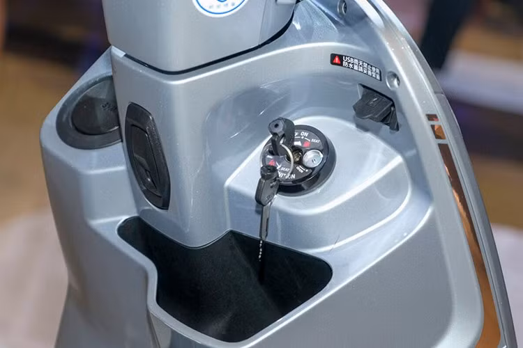 Đặc biệt, xe được trang bị tới hai cổng sạc USB với hai chuẩn kết nối khác nhau, phục vụ nhu cầu sạc điện thoại và thiết bị điện tử trong quá trình di chuyển.