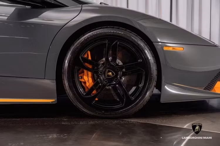 Mỗi chiếc xe đều mang những nét thiết kế độc đáo, sức mạnh vượt trội so với LP-640 tiêu chuẩn , và sự hiện diện không thể nhầm lẫn trên đường. Nhưng chiếc xe này còn mang một nét đặc biệt hơn: đây là chiếc xe cuối cùng được sản xuất.