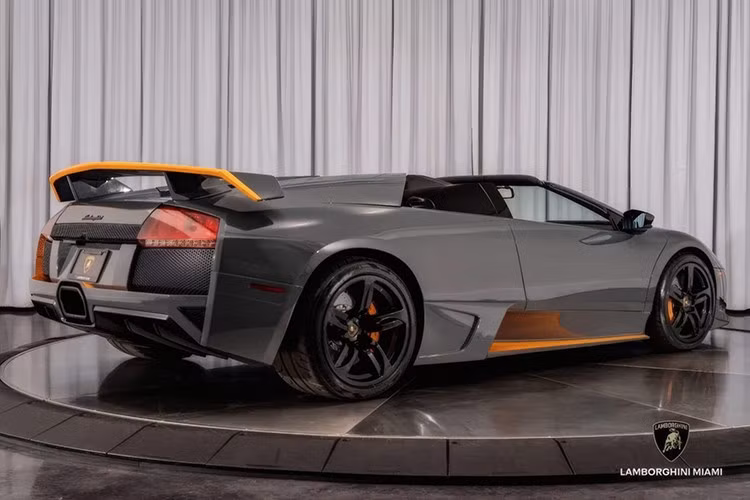 Chiếc Murcielago Roadster cuối cùng hiện đang nằm tại showroom Prestige Imports ở Miami, Florida. Là một đại lý gia đình được thành lập năm 1977, Prestige Imports chuyên bán và tuyển chọn các mẫu xe độc ​​lạ.