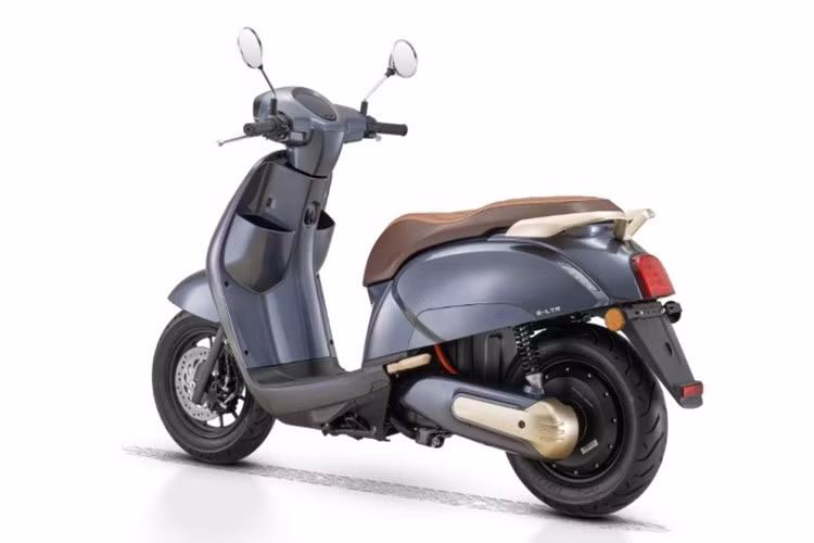 Các tính năng tiện ích khác bao gồm hệ thống chìa khóa chống trộm, hai hộc chứa đồ phía trước, cốp rộng rãi dưới yên xe và cổng sạc USB thuận tiện cho người dùng. Xe cũng được trang bị hệ thống chẩn đoán lỗi ERR, hỗ trợ người lái nhanh chóng phát hiện và khắc phục các vấn đề kỹ thuật.